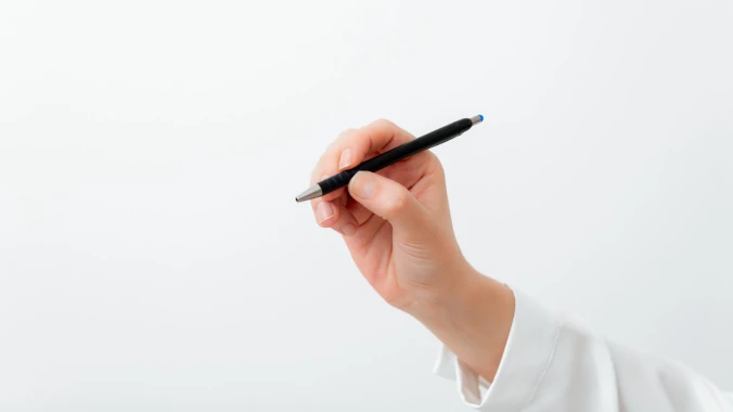 Jämförelse mellan graverade och tryckta pennor - vad ska du välja för ditt företag?