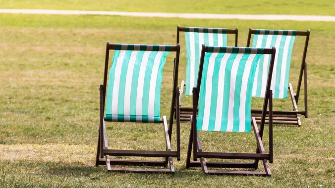 Varför är solstolar med reklam den perfekta gadgeten för utomhusevenemang och kampanjer?