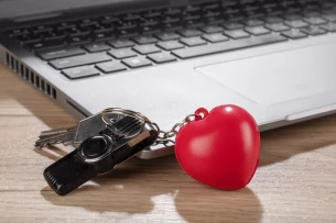 LOVE anti-stress nyckelring - Röd