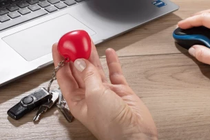 LOVE anti-stress nyckelring - Röd